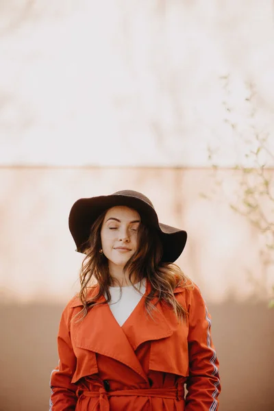 Portrait Beautiful Young Woman Standing Front City Wall — Stock Fotó