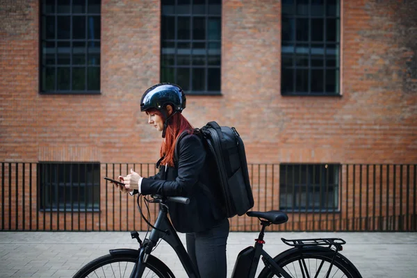 Ett Porträtt Affärskvinna Pendlare Väg Till Jobbet Med Cykel Hållbar — Stockfoto