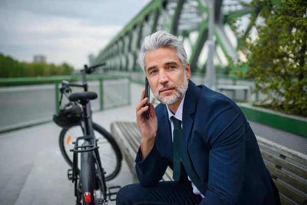 Homme Affaires Avec Vélo Assis Sur Banc Utilisant Smartphone Concept — Photo