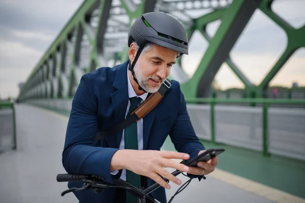 Viajero Negocios Camino Trabajo Empujando Bicicleta Puente Mensajes Texto Teléfono — Foto de Stock