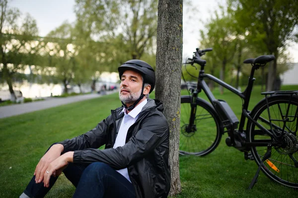 Businessman Bike Sitting Grass Park Enjoying Leisure Time Commuting Alternative — ストック写真