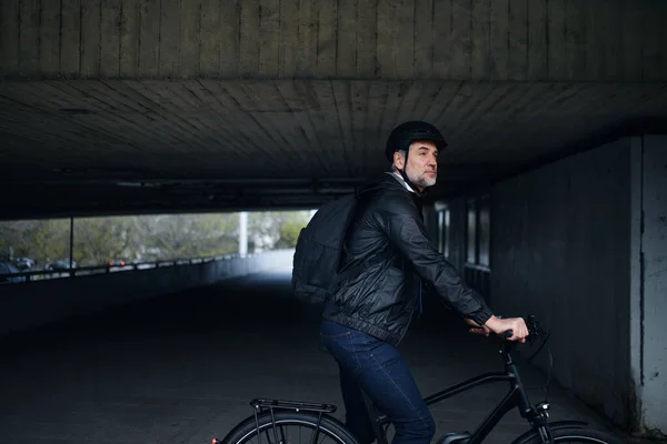 Businessman Commuter Way Work Riding Bike Overpass Sustainable Lifestyle Concept — Fotografia de Stock