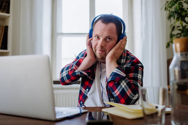 Young Man Syndrome Sitting Desk Office Using Laptop Listening Music — Foto Stock