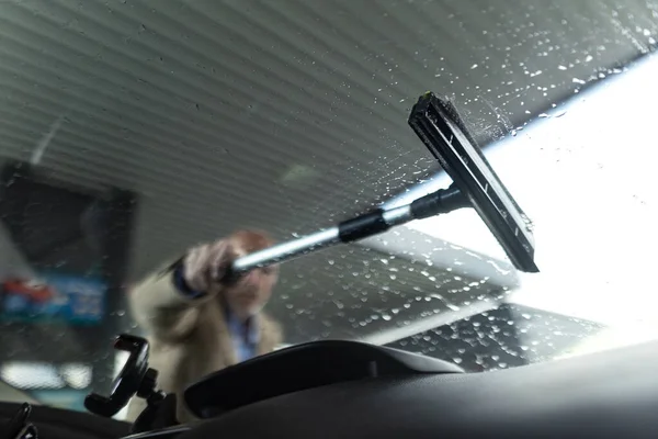 Close Senior Businessman Washing Car Window Gas Station — Stock Fotó