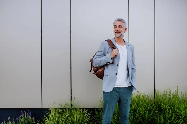 Mature Relaxed Businessman Backpack Leaning Street Wall Work Life Balance — Foto Stock