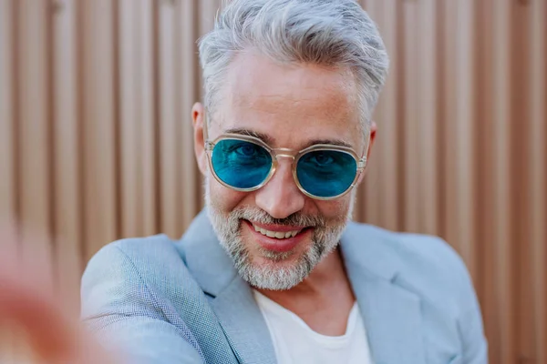 Portrait Successful Happy Businessman Wearing Causal Clothes Sunglasses Summer Street — Stok fotoğraf
