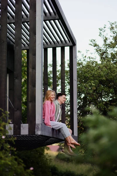 Young Couple Sitting Cuddling Hammock Terrace New Home Tiny House — Stock Photo, Image