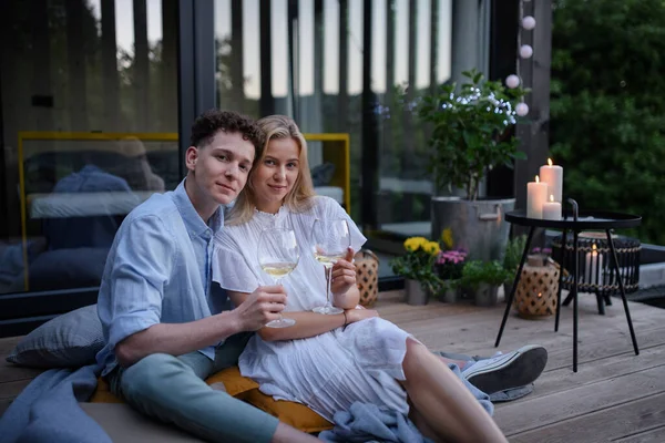 Young Couple Clinking Wine Outdoors Weekend Away Tiny House Countryside — Stockfoto