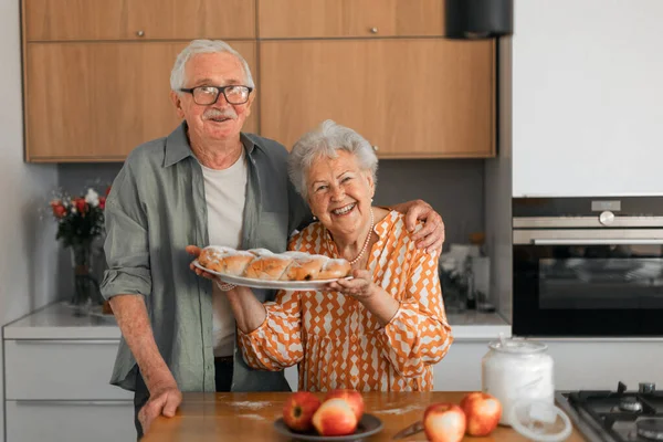 Happy Senior Couple Holding Homemade Sweet Braided Bread Raisins — Foto Stock