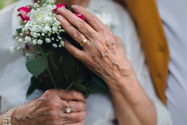 Close Senior Hands Wedding Bouquet Golden Wedding Rings Marriage — Stok fotoğraf