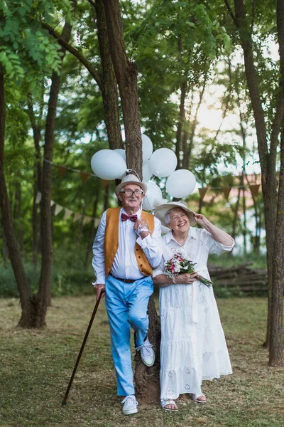 Oudere Echtparen Hebben Een Huwelijk Natuur Tijdens Een Zomerdag — Stockfoto