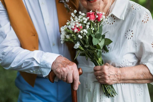 Close Senior Hands Wedding Bouquet Golden Wedding Rings Marriage — 스톡 사진