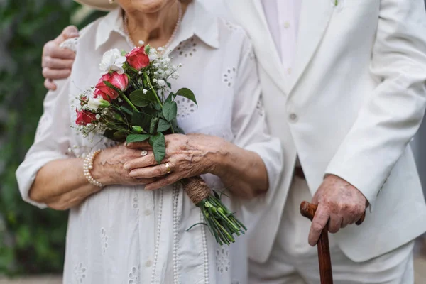 Mid Section Senior Hands Wedding Bouquet Golden Wedding Rings Marriage — Stockfoto