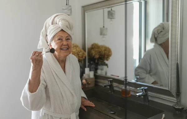 Senior Woman Standing Front Mirror Her Bathroom Preparing Her Face — Stockfoto