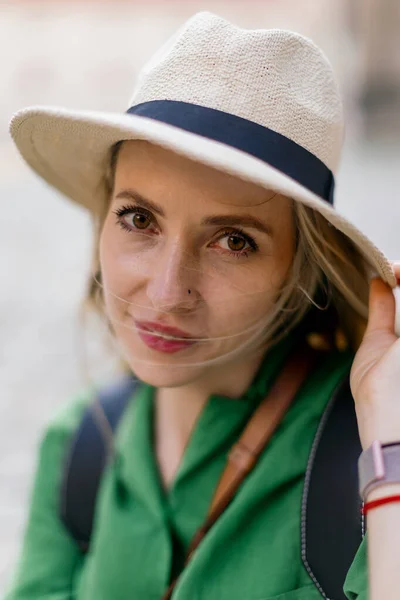 Portrait Young Woman Traveler Sitting Resting Smiling Looking Camera — Zdjęcie stockowe