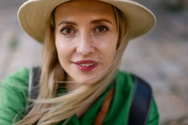 Портрет Молодої Жінки Яка Подорожує Сидить Відпочиває Посміхається Дивиться Камеру — стокове фото