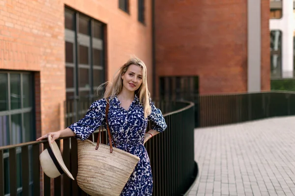 Young Woman Straw Bag City Sunset Standing Posing Front Old — Stockfoto