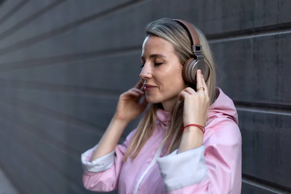 Young Woman City Headphones Listening Music Side View — Stockfoto