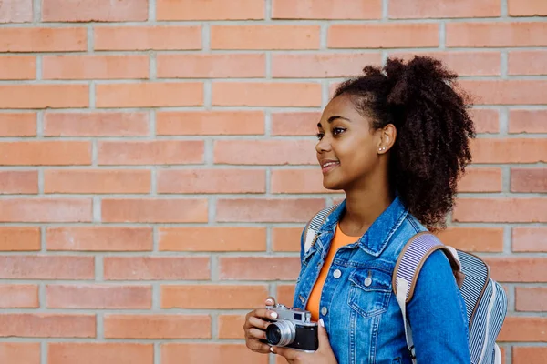 Multiracial Teenage Girl Backpack Skateboard Front City Brick Wall — Foto Stock