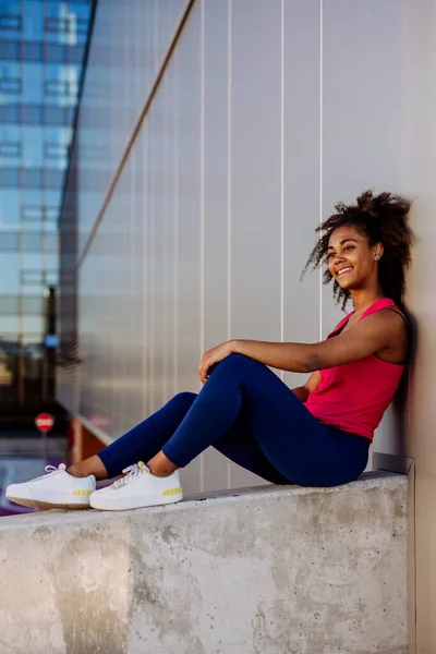 Young Multiracial Girl Sportswear Resting Sitting Jogging City — Stok fotoğraf