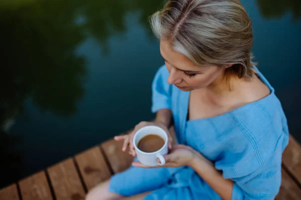 Happy Young Woman Sitting Pond Cottege Enjoying Cup Morning Coffee — Foto Stock