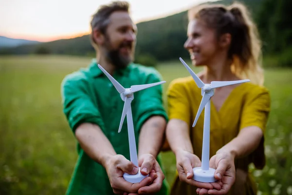 Couple Standing Nature Model Wind Turbine Concept Ecology Future Renewable — Stockfoto