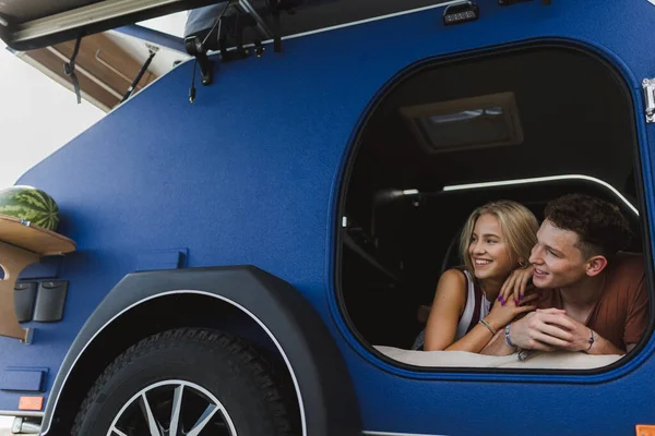 Happy Young Couple Lying Together Van Enjoying Vacation Time Together — Fotografia de Stock