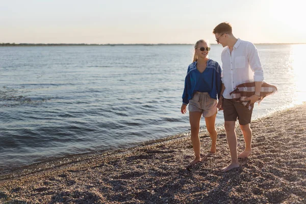 Happy Young Couple Blanket Walking Beach Sunset Prepairing Picnic — ストック写真