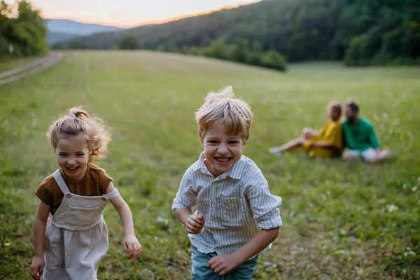 Μια Ευτυχισμένη Οικογένεια Περνάει Χρόνο Μαζί Έξω Στην Πράσινη Φύση — Φωτογραφία Αρχείου