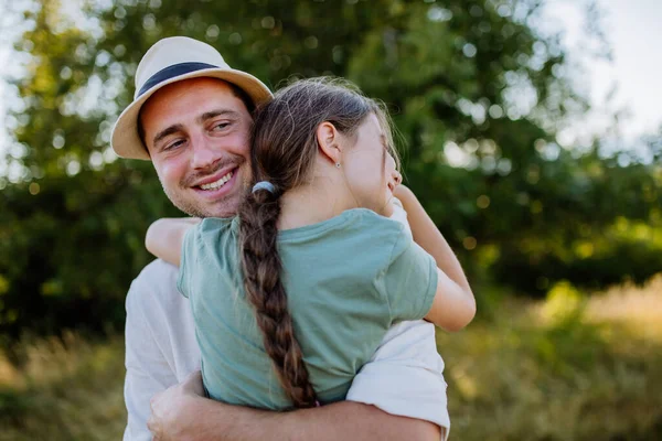 Отец Обнимает Свою Дочь Летом Природе Концепция Дня Отца — стоковое фото