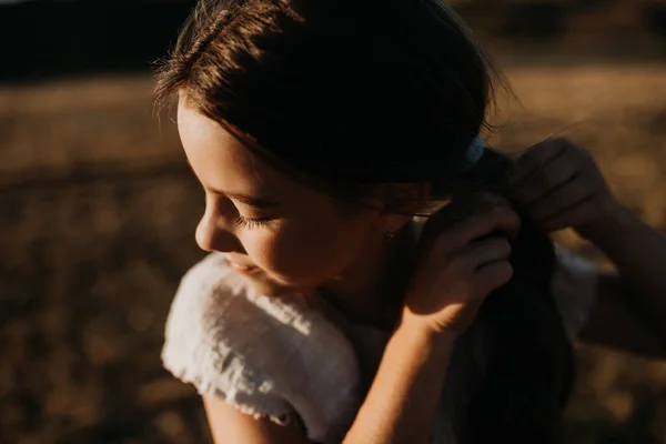 Портрет Красивої Дівчинки Влітку Природі Під Час Заходу Сонця — стокове фото