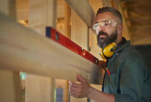 Carpenter Checking Wooden Planks Spirit Level Diy Eco Friendly Homes — Foto de Stock