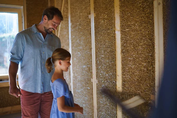 Father His Little Daughter Checking Unfinished Wooden House Diy Eco — Stock Photo, Image