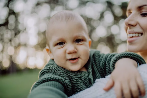 Mother Holding Her Little Baby Son Wearing Knitted Sweater Walk — Φωτογραφία Αρχείου