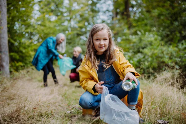 Una Niña Pequeña Con Madre Abuela Recogiendo Residuos Bosque — Foto de Stock