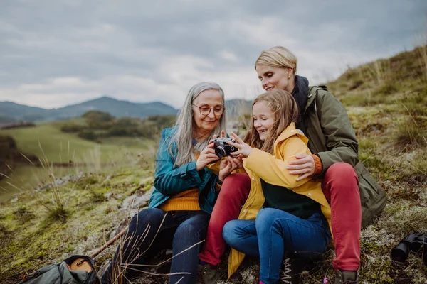 Senior Woman Taking Picture Her Daughter Granddaughter Top Hill Autumn — Stock fotografie