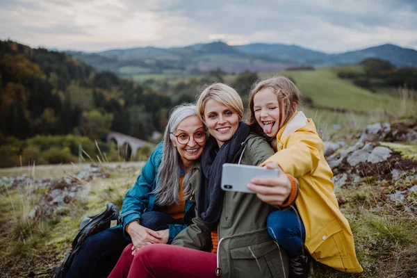 Annesi Büyükannesiyle Birlikte Küçük Bir Kız Dağın Tepesinde Selfie Çekiyor — Stok fotoğraf