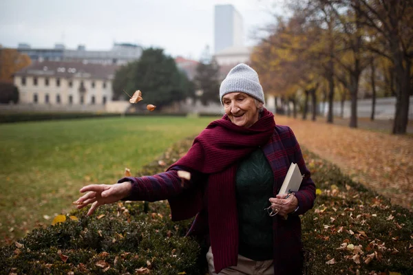 Happy Senior Woman Book Walk Town Park Autumn — Fotografia de Stock