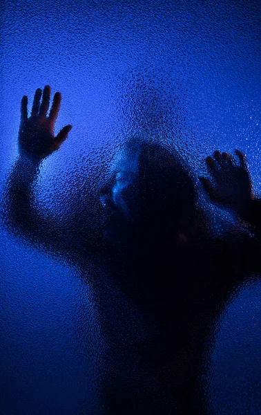 Der Schatten Der Schreienden Frau Hinter Glas Konzept Häuslicher Gewalt — Stockfoto
