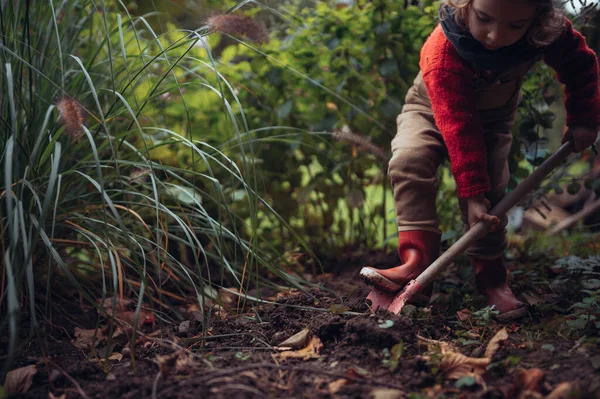 Litlle Girl Taking Care Vegetable Garden Spading Soil — Foto Stock