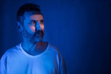 Depresyondaki olgun bir adam, karanlıkta yalnız, zihinsel sağlık konsepti.