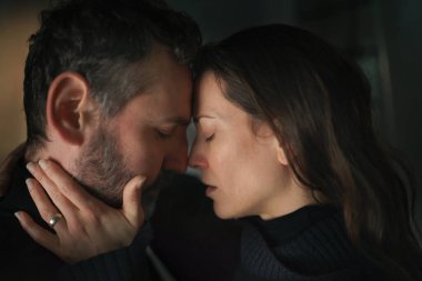 Kocasına sarılırken ağlayan bir kadın..