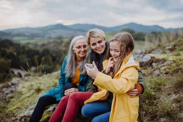 Een Klein Meisje Met Moeder Oma Controleren Smartphone Outoors Top — Stockfoto