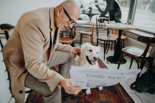 Uomo Anziano Felice Seduto Mensa Leggere Giornale Con Suo Cane — Foto Stock