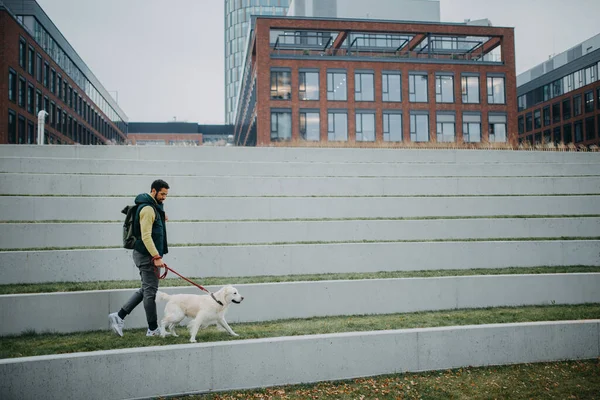 Een Gelukkige Jongeman Die Zijn Hond Buiten Uitlaat Stad Tijdens — Stockfoto