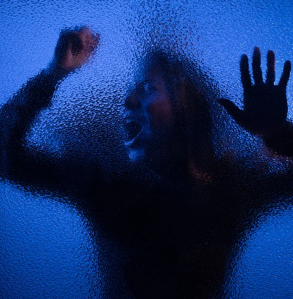 Sombra Mujer Gritando Detrás Del Vidrio Concepto Violencia Doméstica —  Fotos de Stock