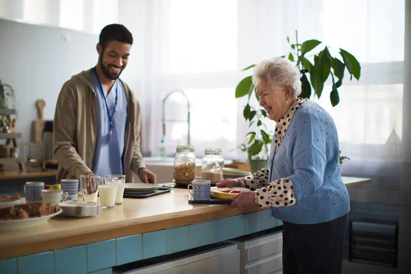 Joven Cuidador Que Sirve Desayuno Una Anciana Centro Atención Hogar — Foto de Stock