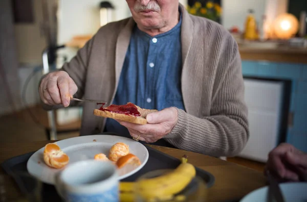 Närbild Senior Man Njuter Frukost Sprider Sig Bröd Vårdhem Vårdcentral — Stockfoto