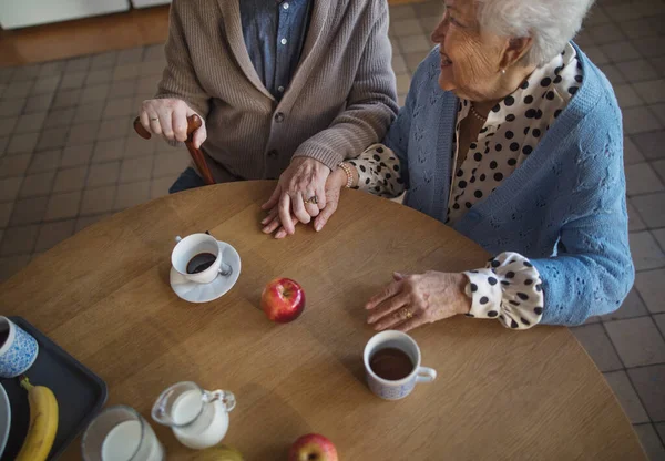 老人ホームケアセンターで朝食を楽しむカップルのトップビュー — ストック写真