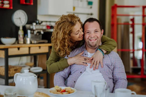 Sendromlu Mutlu Bir Adamın Portresi Annesiyle Birlikte Kahvaltıda — Stok fotoğraf